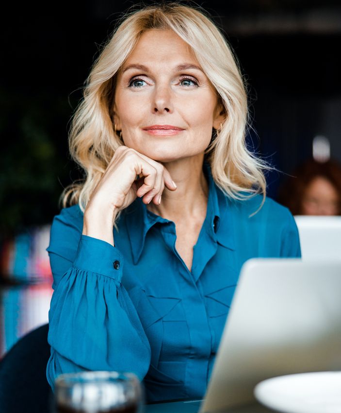 Newton body contouring model with blonde hair